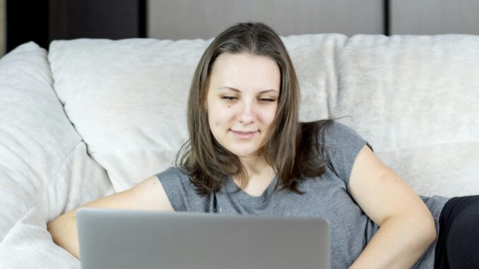 bermix-studio-ViiRLSV1Aio-unsplash Frau vergleicht Angebote am Laptop