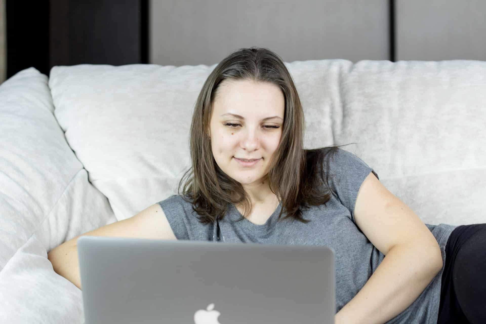 Frau vergleicht Angebote am Laptop