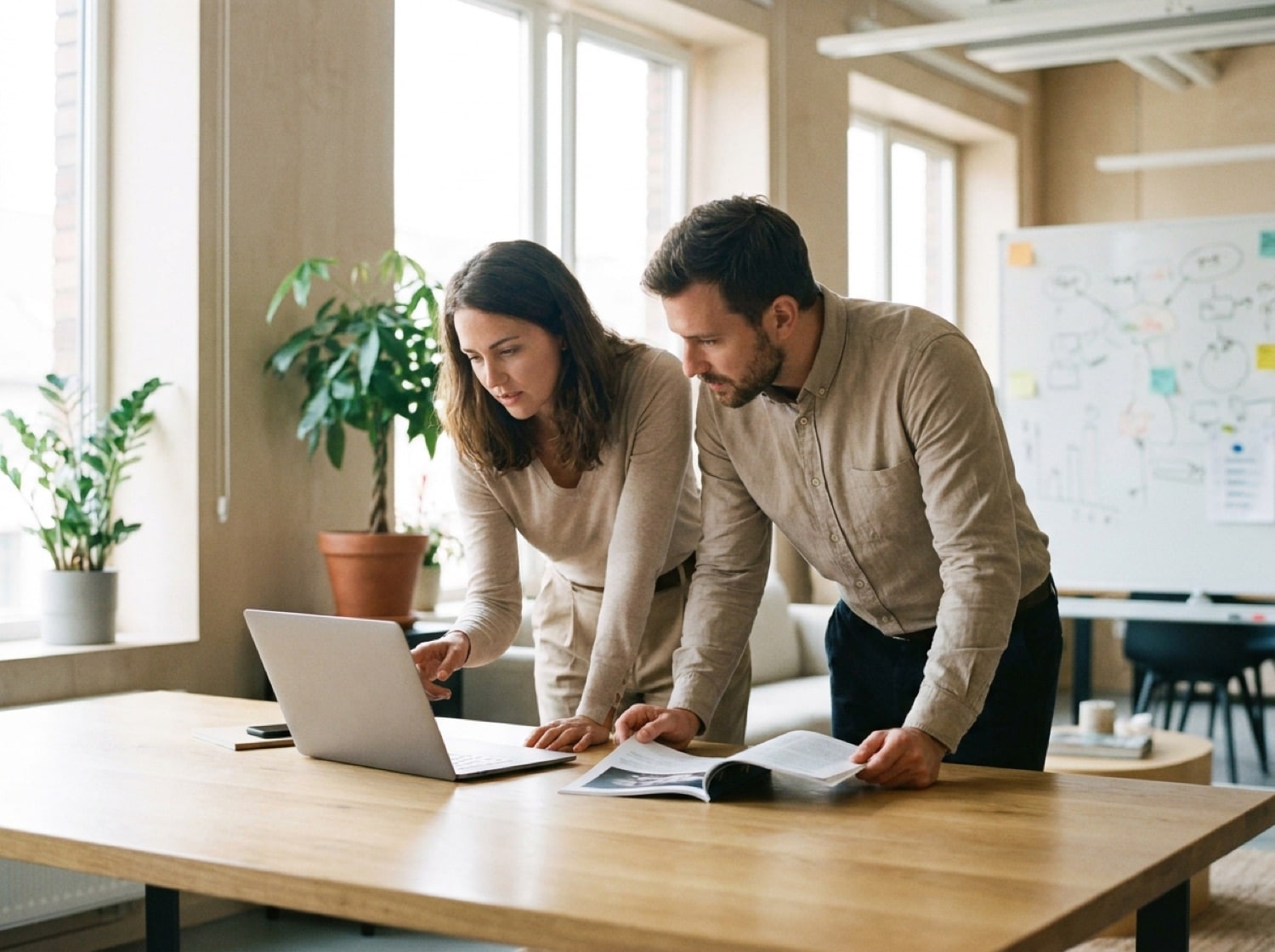 Team bespricht Auswertungen zu Answer Engine Optimization anhand von Laptop und Report