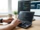 Website Relaunch Checkliste: Entwickler prüft technische Punkte vor dem Go-Live am Bildschirm